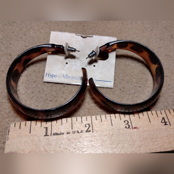 Hoop earrings with leopard print - Picture 5 of 9